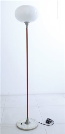 UNA LAMPADA DA TERRA, anni "60. Marmo, tubo di ferro verniciato, ottone...
