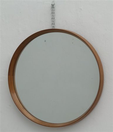 UNO SPECCHIO DA PARETE, anni "60. Legno di ciliegio tornito, cristallo...
