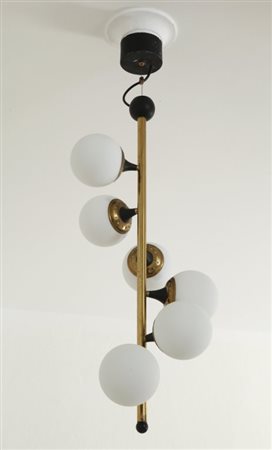 UNA LAMPADA A SOSPENSIONE, anni '60. Ottone, alluminio laccato, vetro opalino...