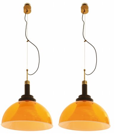 DUE LAMPADE A SOSPENSIONE, anni "60. Ottone, alluminio laccato, perspex....