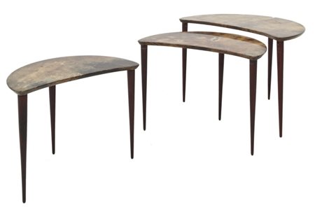 ALDO TURAUn gruppo di tre tavolini, anni "60. Gambe di legno laccato, piano...