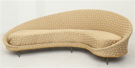 UN DIVANO, anni "60. Struttura in legno, gambe di ottone, imbottiture...