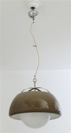 UN LAMPADARIO, anni "60. Metallo cromato, perspex, vetro opalino. Altezza...