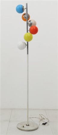 UNA LAMPADA DA TERRA, anni "60. Marmo, tubo di ferro verniciato, metallo...