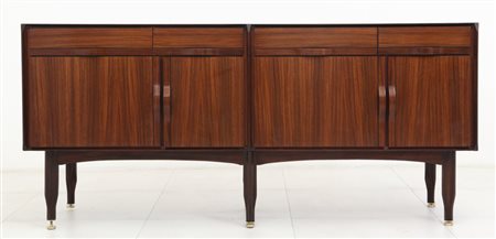 UNA CREDENZA, anni "60. Legno di palissandro, legno impiallacciato in...