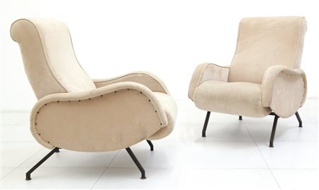 DUE POLTRONE, anni "60. Strutture in legno, gambe di ferro verniciato,...