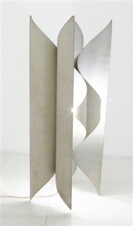 RENZO BURCHIELLARO Una lampada da terra, anni "60.Fogli di alluminio...