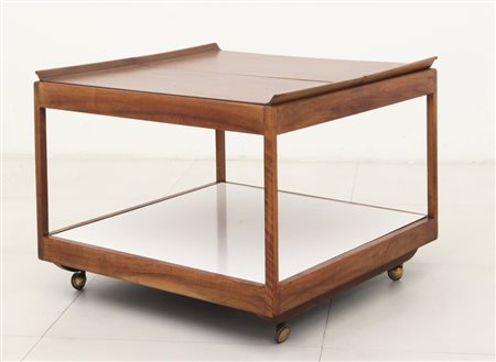 UN CARRELLO, anni "60. Legno di noce, legno impiallacciato in noce, due...