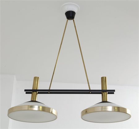 UNA LAMPADA A SOSPENSIONE, anni "60. Ottone, alluminio laccato, vetro...