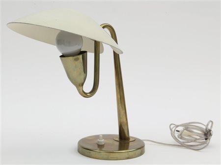 UNA LAMPADA DA TAVOLO, anni "50. Ottone, alluminio laccato. Altezza cm 25.