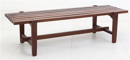 UNA PANCA, anni "60. Legno massiccio di teak. Cm 37 (h) x 139 x 46.