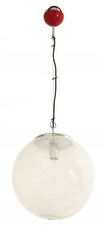 UNA LAMPADA A SOSPENSIONE, anni "60. Metallo laccato, metallo cromato, vetro...