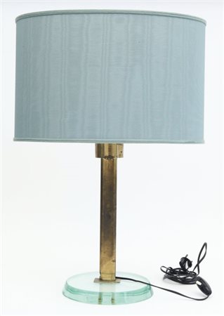 UNA LAMPADA DA TAVOLO, anni "40. Cristallo molato, ottone, paralume in...