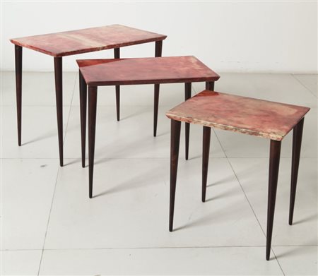 ALDO TURAUn gruppo di tre tavolini, anni "60. Gambe di legno laccato, piano...