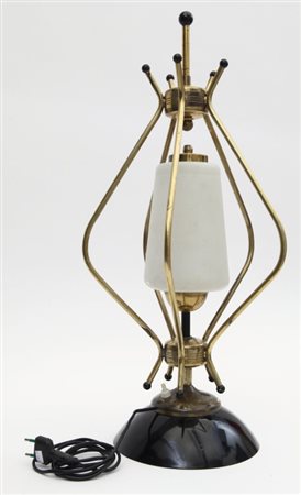 UNA LAMPADA DA TAVOLO, anni "60. Lamierino verniciato, ottone, legno tornito,...