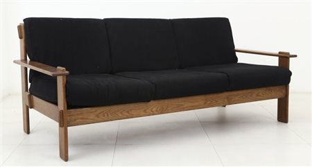 UN DIVANO, anni "60. Legno di teak, cuscini rivestiti in tessuto. Altezza cm...