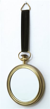 UNO SPECCHIO DA PARETE, anni "60. Ottone, cristallo argentato, sospensione in...