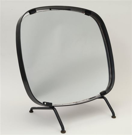 UNO SPECCHIO DA TAVOLO, anni "60. Acciaio verniciato, cristallo argentato,...