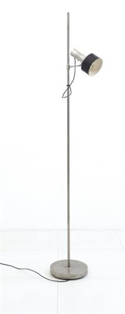 UNA LAMPADA DA TERRA, anni "60. Ottone nichelato opaco, alluminio laccato,...