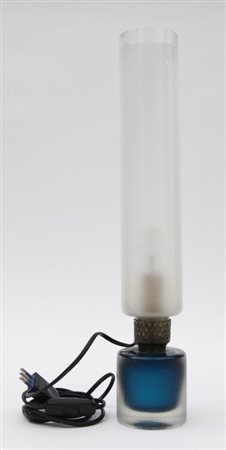 PAOLO VENINI Una lampada da tavolo, anni "60. Vetro sommerso inciso, ottone,...