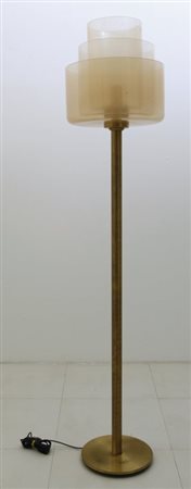 MAZZEGA Una lampada da terra, anni "60. Ottone, vetro paglierino a bollicine....