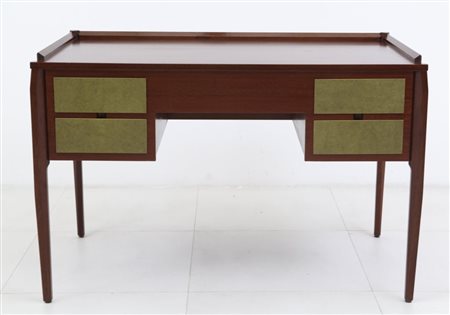UNA SCRIVANIA, anni "60. Legno di mogano, formica. Cm 79 (h) x 117 x 64.