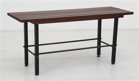 UNA PANCA, anni "60. Tubo di ferro verniciato, ottone, legno di teak. Cm 46...