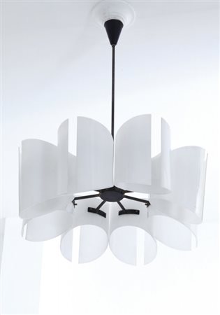 UN LAMPADARIO, anni "60. Ottone, alluminio laccato, perspex opalino....