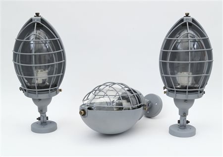 TRE LAMPADE A PARETE DA ESTERNO, anni "60. Metallo verniciato, vetro. Marcate...