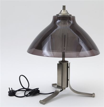 UNA LAMPADA DA TAVOLO, anni "60. Ottone nichelato, vetro stampato, perspex....