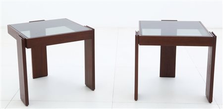 DUE TAVOLINI SOVRAPPONIBILI, anni "60. Legno impiallacciato in mogano,...