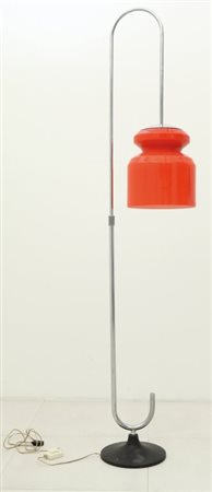 UNA LAMPADA DA TERRA, anni "60. Ghisa, metallo cromato, stelo telescopico,...