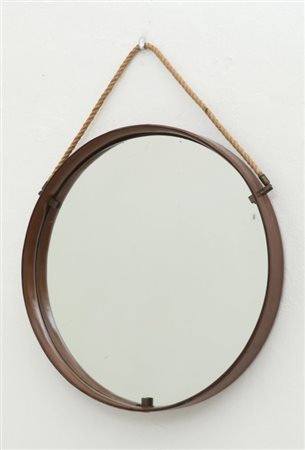 UNO SPECCHIO DA PARETE, anni "60. Legno rivestito in cuoio, ottone, corda,...