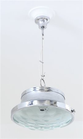UNA LAMPADA A SOSPENSIONE, anni "60. Metallo cromato, cristallo curvato con...