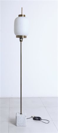 UNA LAMPADA DA TERRA, anni "60. Marmo, ottone, vetro opalino satinato....