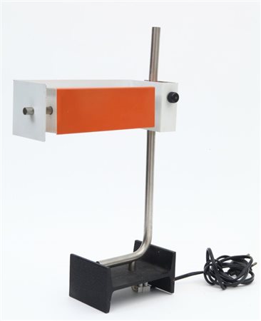 UNA LAMPADA DA TAVOLO, anni "60. Ghisa verniciata, acciaio cromato, lamierino...