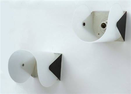 DUE LAMPADE A PARETE, anni "60. Lamierino di alluminio verniciato, perspex....