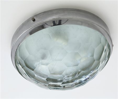 UNA PLAFONIERA, anni "60. Ottone cromato, cristallo molato a gemma, diffusore...