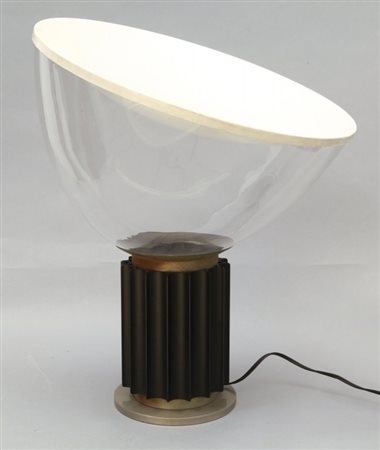 ACHILLE CASTIGLIONI Una lampada da tavolo "Taccia" per FLOS, 1962. Fusione di...