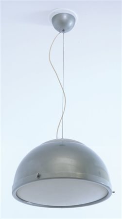 UNA LAMPADA A SOSPENSIONE, anni "60. Alluminio naturale e verniciato, vetro...