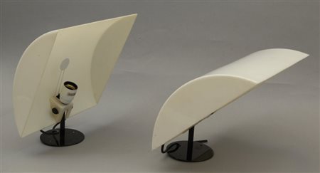 LUCI (Editore)Due lampade a parete, anni "60. Acciaio verniciato, perspex....