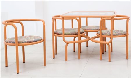 GAE AULENTI Un tavolo e quattro poltroncine da esterni "Locus solus" per...