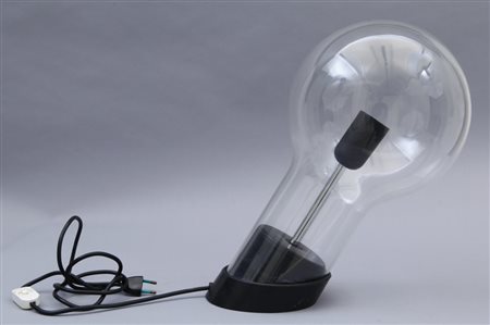 UNA LAMPADA DA TAVOLO, circa 1970. Ghisa, gomma, vetro soffiato.Altezza cm 37.