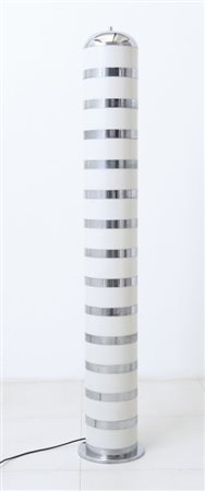 UNA LAMPADA DA TERRA, anni "70. Base di acciaio cromato, corpo costituito da...