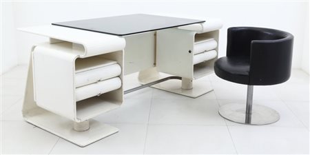 UNA SCRIVANIA E UNA POLTRONCINA, anni "70. Scrivania (legno laccato,...