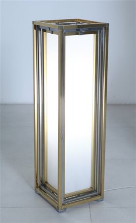 UNA LAMPADA DA TERRA, anni "70. Ottone, perspex. Cm 85 (h) x 25 x 25.