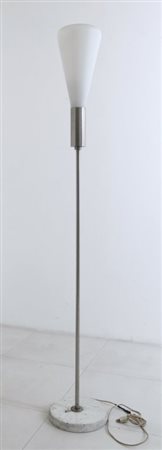 UNA LAMPADA DA TERRA, anni "70. Marmo, ottone nichelato spazzolato, vetro...