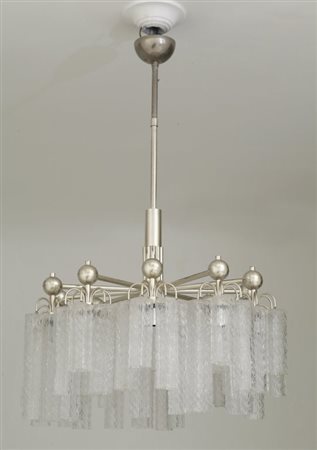 UN LAMPADARIO, anni "70. Metallo argentato, tubi di vetro formati in stampo....