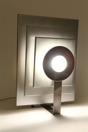 UNA LAMPADA DA TAVOLO, anni "70. Lamierino verniciato, ottone cromato. Cm 45...