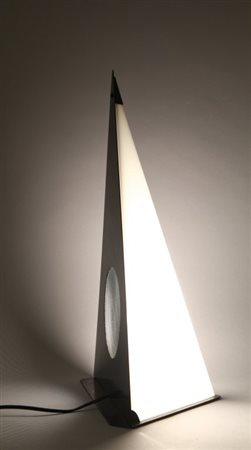 UNA LAMPADA DA TAVOLO, anni "70. Lamiera verniciata con registro traforato,...